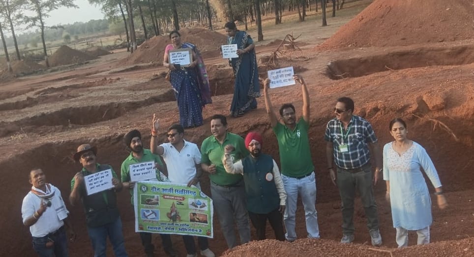 पेड़ कटाई के विरोध में उतरा ग्रीन आर्मी की टीम।