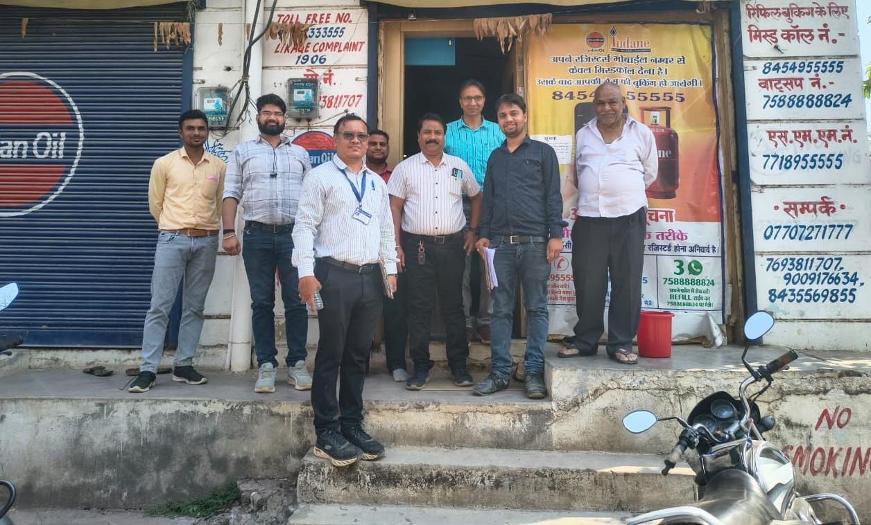 खाद्य विभाग की टीम नें व्यवसायिक प्रतिष्ठानों में मारा छापा।